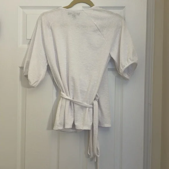 Banana Republic White wrap shirt NWOT. Size Medium - Picture 5 of 5